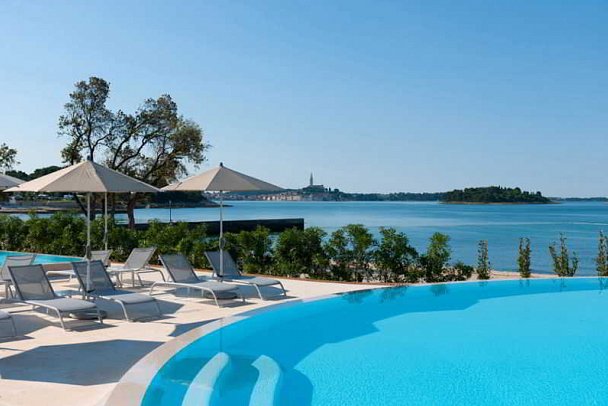 Maistra Select Amarin Resort