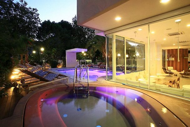 Select Suites & Spa