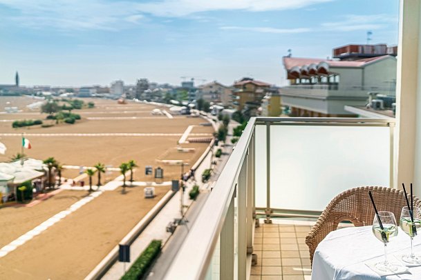 Karinzia - Beispiel Balkon Doppelzimmer Meerblick (Zimmercodierung DBM)