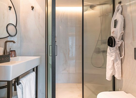 Luster Hotel - Wohnbeispiel Doppelzimmer Poolblick (Zimmercodierung DBP)