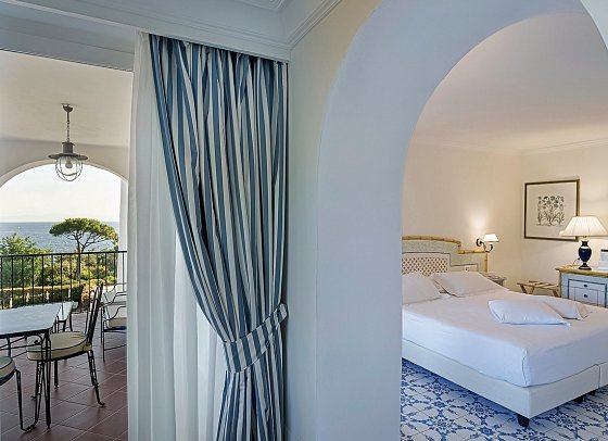 Hotel & Spa Il Moresco - Wohnbeispiel Juniorsuite seitl. Meerblick (Zimmercodierung J1N)