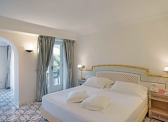 Hotel & Spa Il Moresco - Wohnbeispiel Juniorsuite seitl. Meerblick (Zimmercodierung J1N)