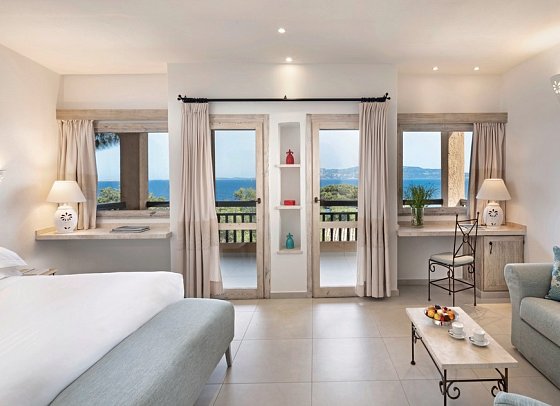 Capo d`Orso Hotel Thalasso & SPA - Wohnbeispiel Doppelzimmer Deluxe Meerblick (Zimmercodierung DDM)