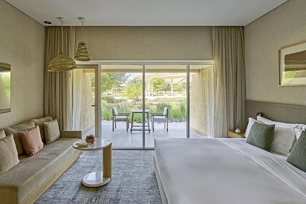 Erth Abu Dhabi - Wohnbeispiel Guest Room Garden View ( with balcony or terrace) – Al Hadiq (Zimmercodierung DB5)