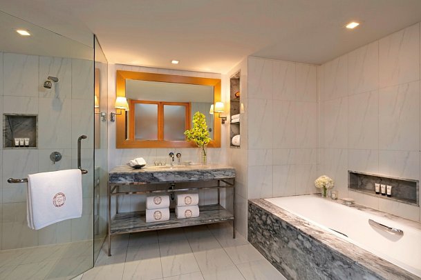 Tower Club at Lebua - Badbeispiel Tower Club Suite City View with Lounge (Zimmercodierung WL1)