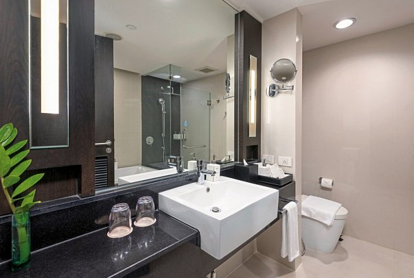 Radisson Suites Bangkok Sukhumvit - Badbsp. One Bedroom Suite (Zimmercodierungen WB1 & WM1)