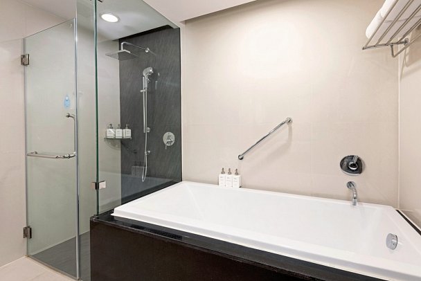 Radisson Suites Bangkok Sukhumvit - Badbsp. One Bedroom Premier Suite (Zimmercodierung WM1)