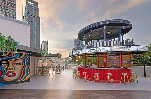 Radisson Suites Bangkok Sukhumvit - Rooftop-Bar „Holli Bolli“