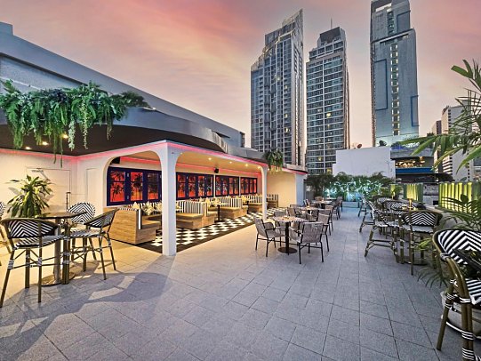 Radisson Suites Bangkok Sukhumvit - Rooftop-Bar „Holli Bolli“