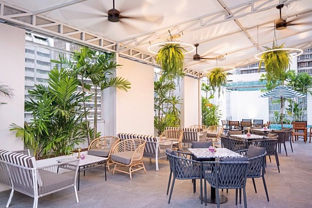 Radisson Suites Bangkok Sukhumvit - Rooftop-Bar „Holli Bolli“