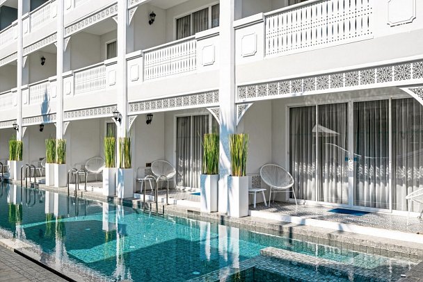 Away Chiang Mai Thapae Resort – A Vegan Retreat - Terrassenbeispiel Deluxe Pool Access (Zimmercodierung UDQ)