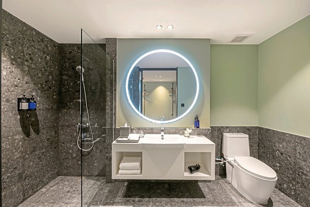 Travelodge Nimman - Bad - Wohnbeispiel Deluxe Balcony (Zimmercodierung UD1)