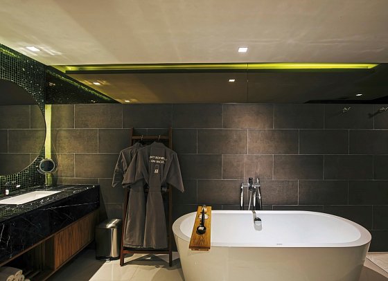 CROSS Chiang Mai Riverside - Badbeispiel Grand Suite River View (Zimmercodierung WB2)