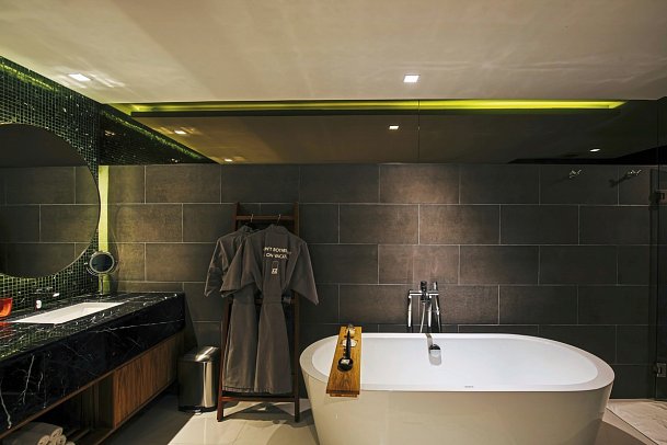 CROSS Chiang Mai Riverside - Badbeispiel Grand Suite River View (Zimmercodierung WB2)