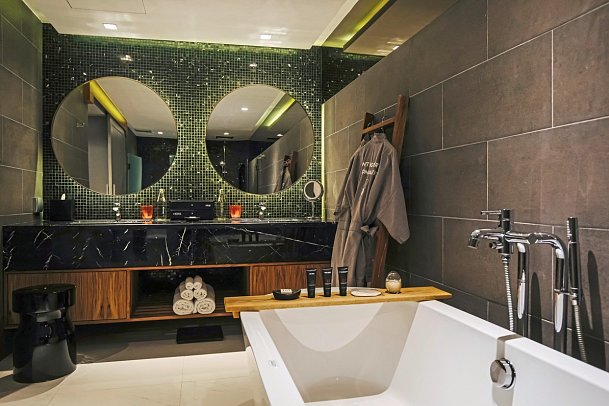 CROSS Chiang Mai Riverside - Badbeispiel Pool Suite (Zimmercodierung WBR)