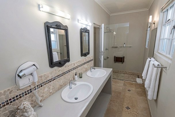 Baruch Guest Houses Stellenbosch - Beispiel Bad (Zimmercodierungen UG1 & UU1)