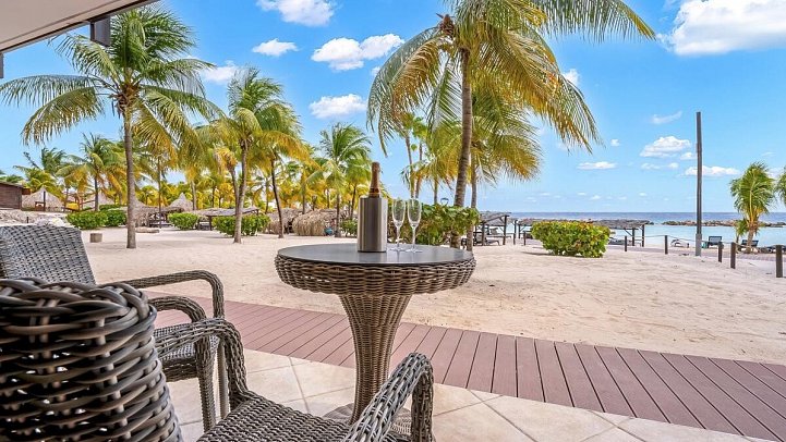 LionsDive Beach Resort - Wohnbeispiel Beachfront Cabana (Zimmercodierung BB1)