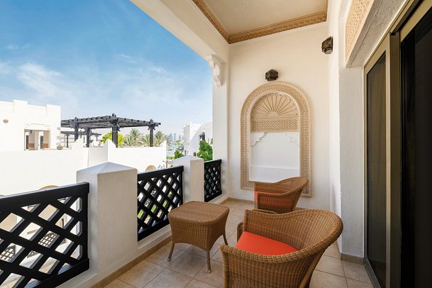 The Ritz-Carlton Sharq Village & Spa - Beispiel Balkon King Suite Sea View (Zimmercodierung WBM)