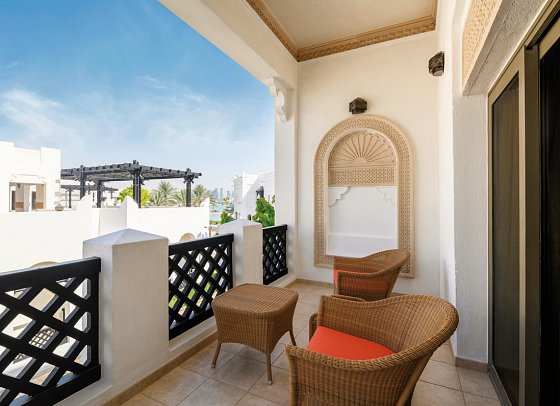 The Ritz-Carlton Sharq Village & Spa - Beispiel Balkon King Suite Sea View (Zimmercodierung WBM)