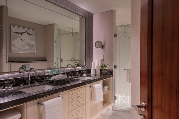 The St. Regis Marsa Arabia Island, The Pearl Qatar - Beispiel Bad (Zimmercodierung W1M)