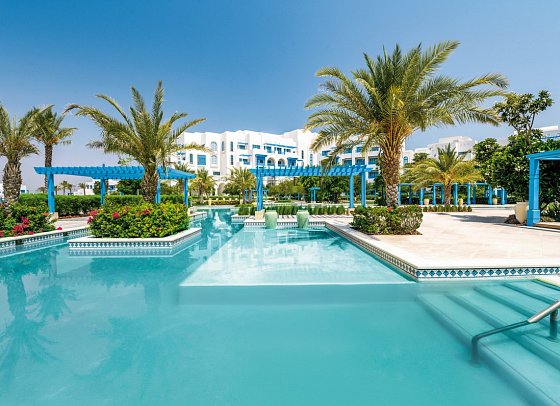 Hilton Salwa Beach Resort & Villas