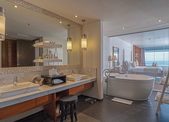 Samabe Bali Suites & Villas - Beispiel Bad Ocean Front Suite (Zimmercodierung WBO)