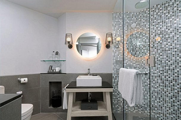 Hard Rock Hotel Bali - Beispiel Bad Deluxe King/Two Queens (Zimmercodierung UD1)
