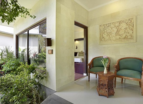Respati Beach Hotel - Beispiel Terrasse Deluxe Bungalow (Zimmercodierung BD1)