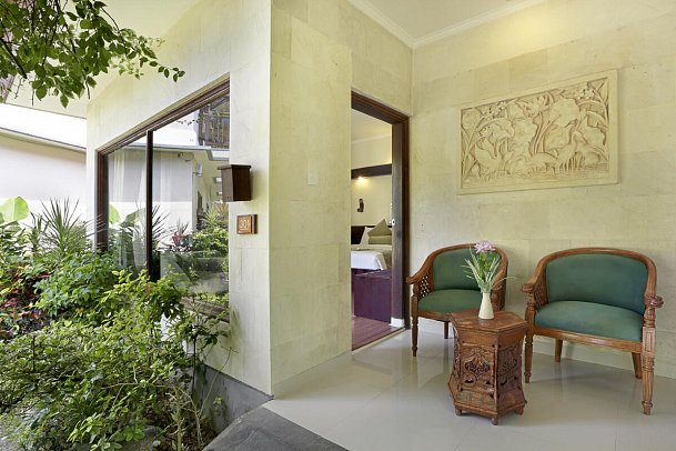 Respati Beach Hotel - Beispiel Terrasse Deluxe Bungalow (Zimmercodierung BD1)