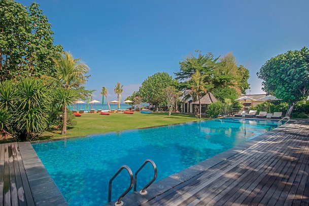 d'Nusa Beach Club and Resort