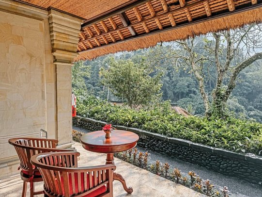 Tjampuhan Hotel & Spa - Beispiel Balkon Premier Raja (Zimmercodierung UM1)