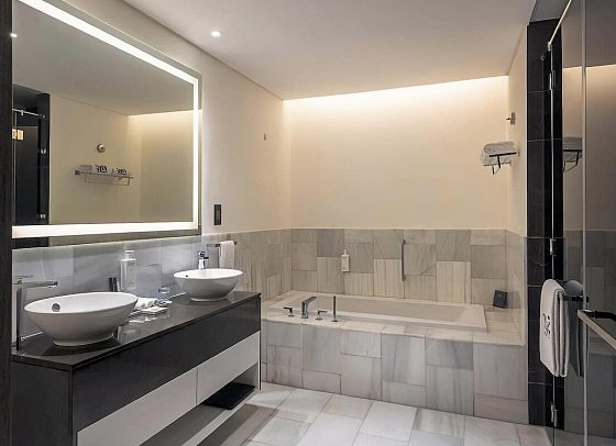 Th8 Palm Dubai Beach Resort, Vignette Collection - Beispiel Bad