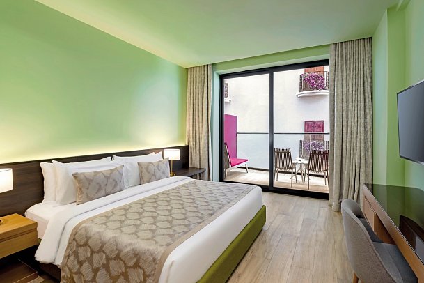 voco Monaco, Dubai - Wohnbeispiel Premium Raining Street View with Balcony (Zimmercodierung DB2)