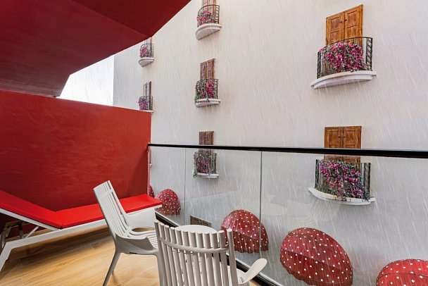 voco Monaco, Dubai - Wohnbeispiel Premium Raining Street View with Balcony (Zimmercodierung DB2)