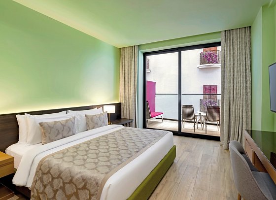 voco Dubai Monaco the Heart of Europe - Wohnbeispiel Premium Raining Street View with Balcony (Zimmercodierung DB2)