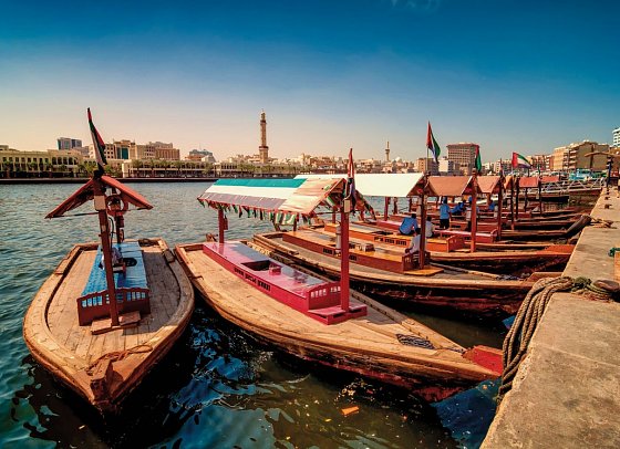 Metropolen aus 1001 Nacht - Traditionelles Taxiboot Abra, Dubai Creek