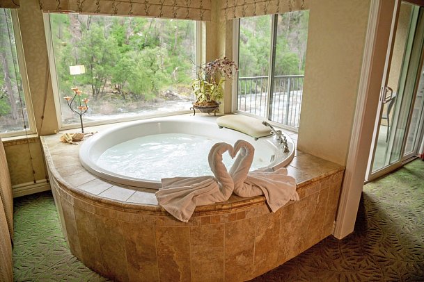 Yosemite View Lodge - Wohnbeispiel Deluxe River View King Spa (Zimmercodierung UD7)