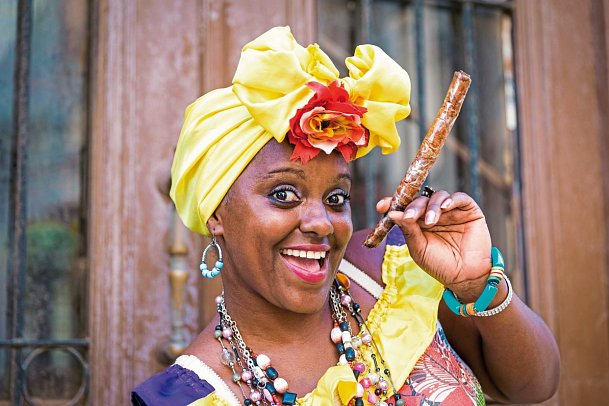 Zucker, Rum & Tradition - Kubanerin mit Zigarre