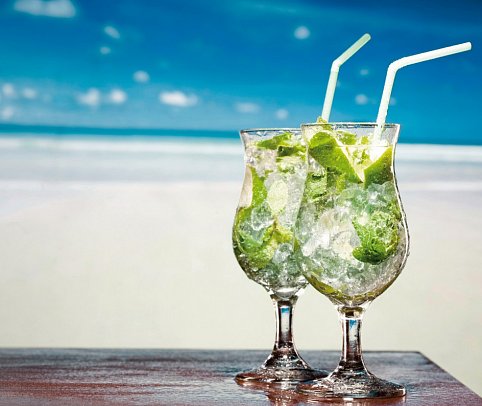 Zucker, Rum & Tradition - Cocktail am Strand