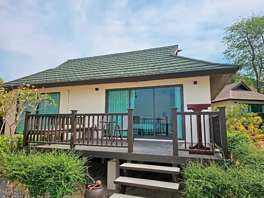 Phi Phi Holiday Resort - Wohnbeispiel Beachfront Premier (Zimmercodierung BMO)