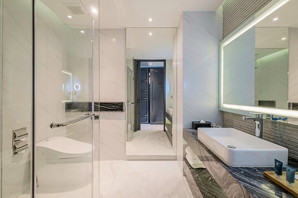 Wyndham Grand Nai Harn Beach Phuket - Wohnbeispiel Deluxe Sky Bath (Zimmercodierung UD2)