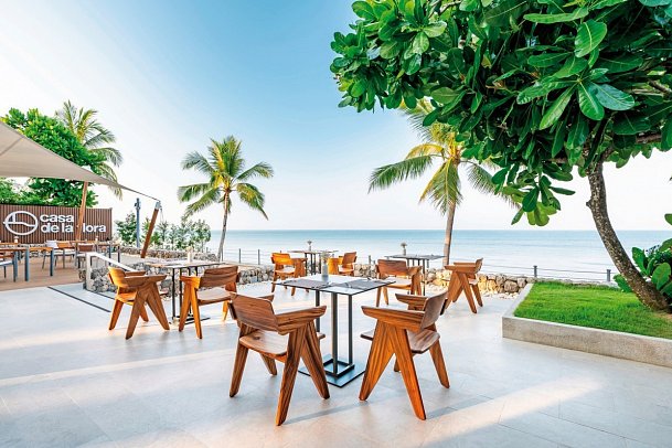 Casa de La Flora - La Aranya Restaurant