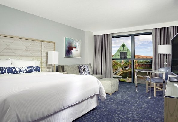 Walt Disney World Swan - Standard Walt Disney World Swan