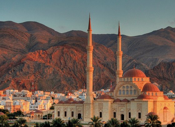 Die Weihrauchstraße - Der Duft des Orients - Moschee vor beeindruckender Bergkulisse