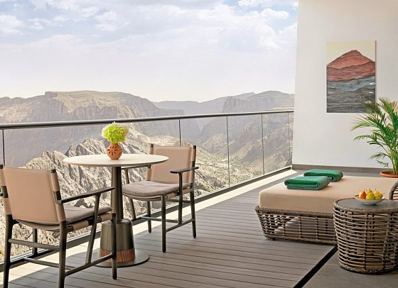 Hotel Indigo Jabal Akhdar Resort & Spa - Beispiel Terrasse Jabal Akhdar One Bedroom Canyon View Balcony Suite (Zimmercodierung WB1)