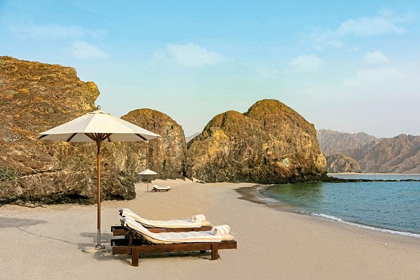 Al Bustan Palace, a Ritz-Carlton Hotel - Lady-Strand am Spa