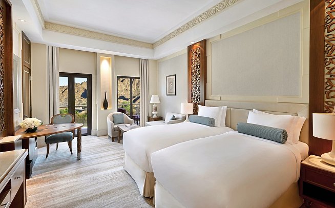 Al Bustan Palace, a Ritz-Carlton Hotel - Wohnbeispiel Deluxe Mountain View (Zimmercodierung UDB)