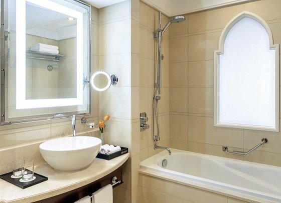 Sheraton Oman Hotel - Beispiel Bad Deluxe (Zimmercodierung UD1)