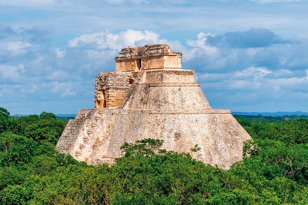Collage von Welt-Metropole & Mayawelt - Uxmal