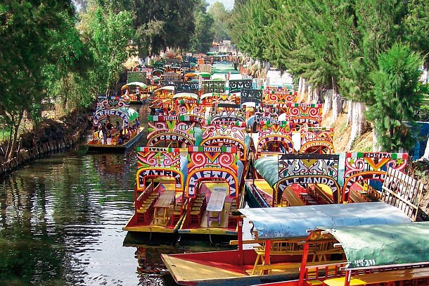 Collage von Welt-Metropole & Mayawelt - Xochimilco